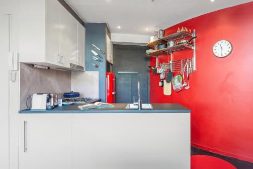 Chic 1-Bed Apartment in the Heart of Newtown - image 6