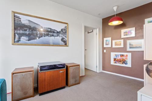 Chic 1-Bed Apartment in the Heart of Newtown - image 9