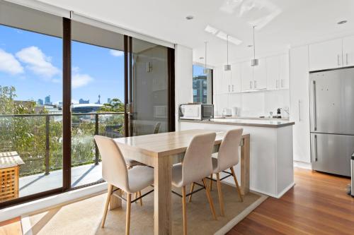 Prime Location 2-Bed Apartment with Parking - image 4
