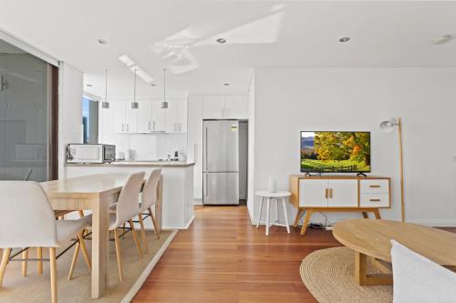Prime Location 2-Bed Apartment with Parking - image 8