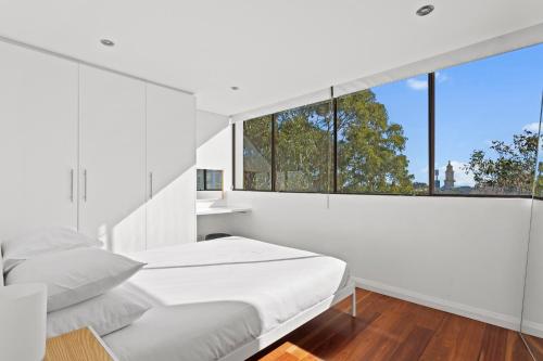 Prime Location 2-Bed Apartment with Parking - image 6
