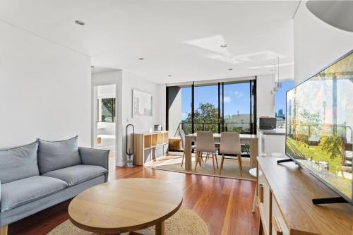 Prime Location 2-Bed Apartment with Parking - image 2