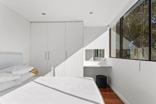 Prime Location 2-Bed Apartment with Parking - image 5