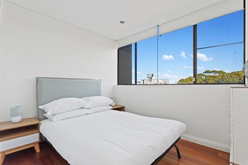 Prime Location 2-Bed Apartment with Parking - image 8
