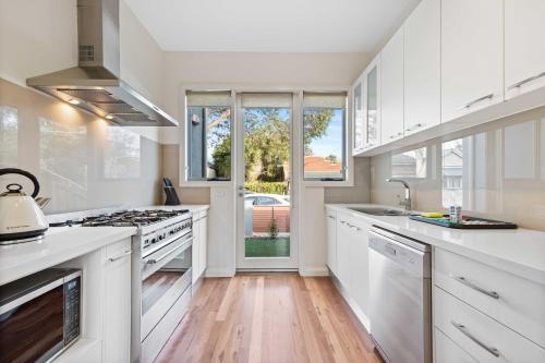 Chic 2-Bed Home By Bustling Shops in Yarraville