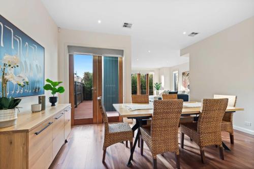 Chic 2-Bed Home By Bustling Shops in Yarraville