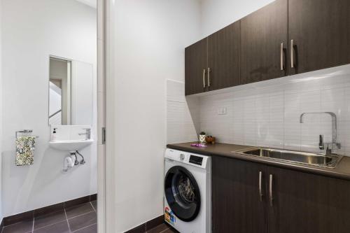 Chic 2-Bed Home By Bustling Shops in Yarraville