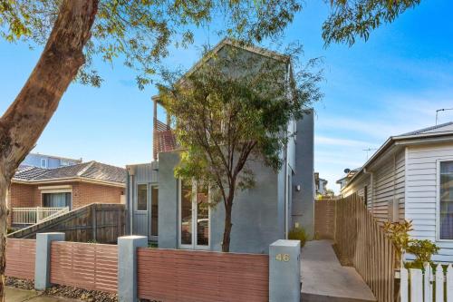 Chic 2-Bed Home By Bustling Shops in Yarraville