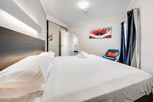 Comfy Lakeside 1-Bed with Secure Parking - Apartment - Tuggeranong