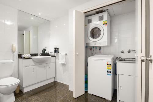 Contemporary 1-Bed First Floor Unit with Pool Sydney 