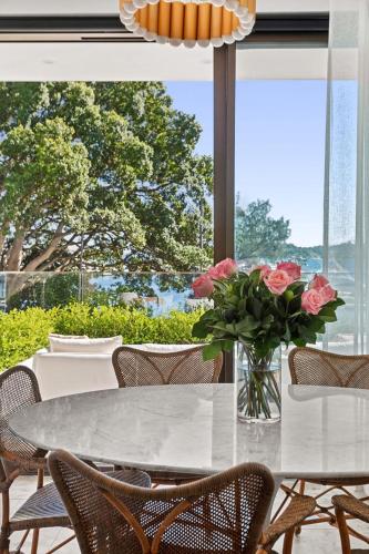 Superb 2-Bed Apartment Facing Rose Bay Marina - image 10