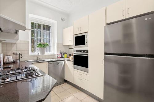 Superb 2-Bed Apartment Facing Rose Bay Marina - image 3