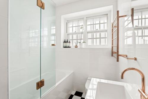 Superb 2-Bed Apartment Facing Rose Bay Marina - image 2