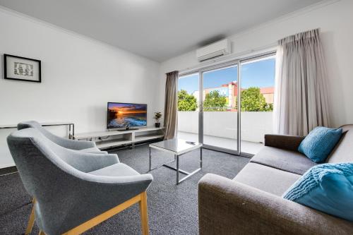 Spacious 2-Bed Conveniently by Lake Tuggeranong - James Creek