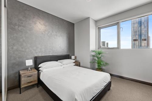 Central 2-Bed with Parking & Stunning Views - image 13