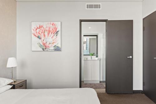 Central 2-Bed with Parking & Stunning Views Sydney 
