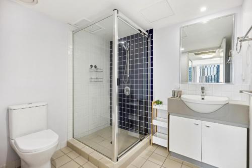 2-Bed City Abode with Swimming Pool Gym & Views - image 2