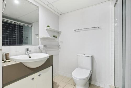2-Bed City Abode with Swimming Pool Gym & Views - image 3