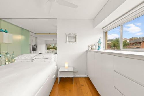 Cosy 1-Bed with Swimming Pool Facing Opera House - image 9