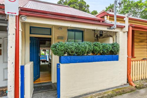 Elegant 1-Bed with Study by Balmain Wharf - image 16