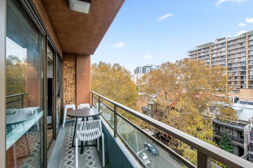 Chic Studio with Pool Overlooking the City - image 2