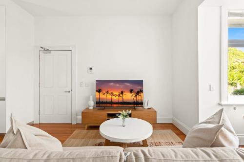 Inner-West Studio in a Perfect Location - image 12
