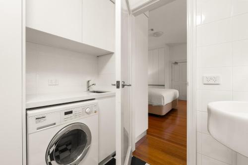 Inner-West Studio in a Perfect Location - image 4