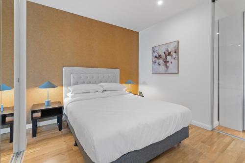 Modern 1-Bed with Close to Shops - image 5