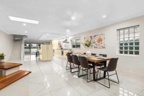 Modern 3-Bed with Pool  Water Views by Beach - image 13