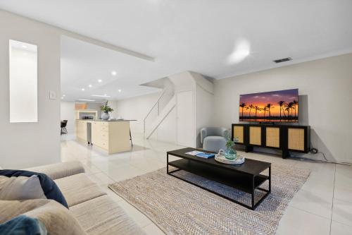 Modern 3-Bed with Pool  Water Views by Beach - image 14