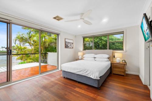 Modern 3-Bed with Pool  Water Views by Beach - image 12