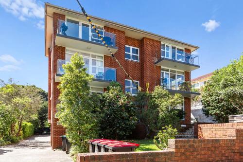 Gorgeous 3-Bed Manly Pad Short Walk to the Beach - image 3