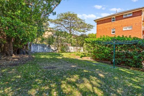 Gorgeous 3-Bed Manly Pad Short Walk to the Beach - image 2