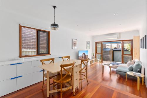 Stylish 2-Bed Cottage in Trendy Erskineville - image 9
