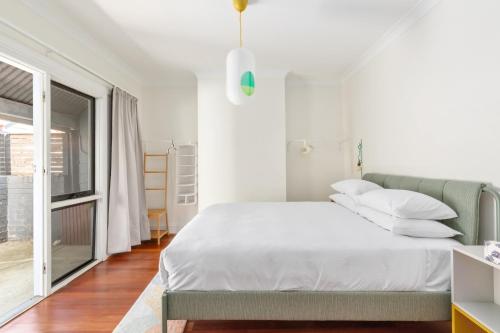 Stylish 2-Bed Cottage in Trendy Erskineville - image 5