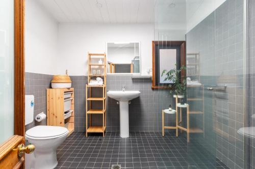 Stylish 2-Bed Cottage in Trendy Erskineville - image 13