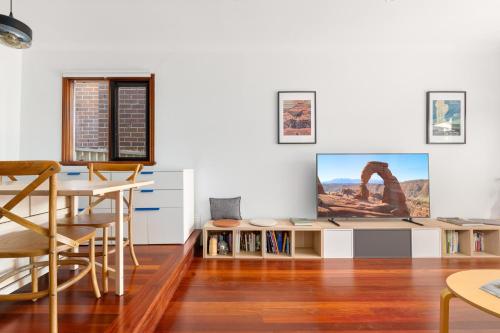 Stylish 2-Bed Cottage in Trendy Erskineville - image 3