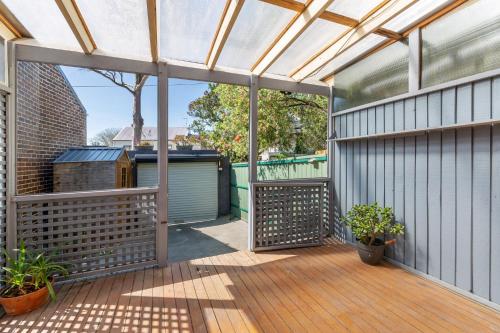Stylish 2-Bed Cottage in Trendy Erskineville - image 14
