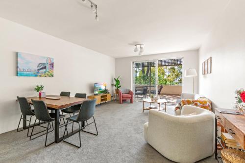 2-Bed Harbourside Home with Views in Fab Location - image 7