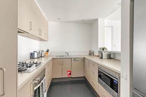 2-Bed Harbourside Home with Views in Fab Location - image 5