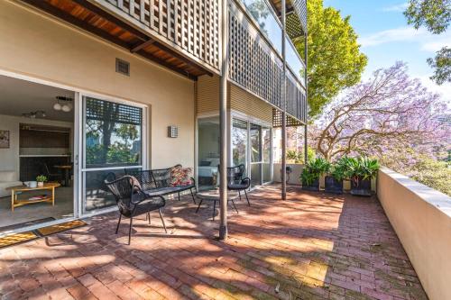 2-Bed Harbourside Home with Views in Fab Location - image 2