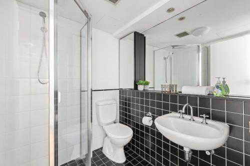 Ideal Studio Inner-City Pad with Private Balcony - image 7