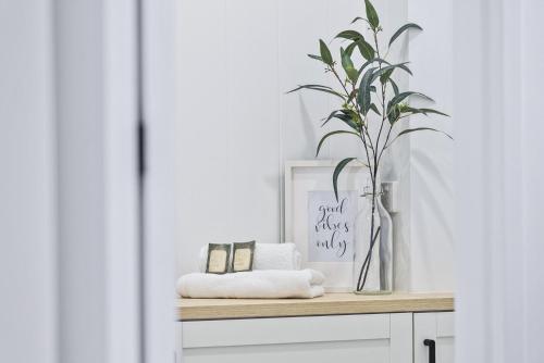 Studio3 Chic Bondi Abode with Pool & AC - image 13