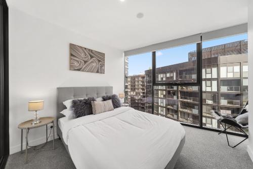 Phillip 2-Bed: Chic Interiors Amazing Amenities - image 3