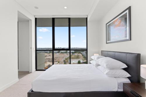 Luxe 2-Bed: Modern Interiors Balcony & BBQ Area - image 9