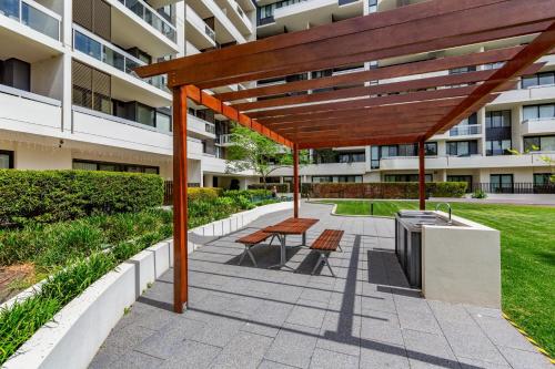 Luxe 2-Bed: Modern Interiors Balcony & BBQ Area - image 5