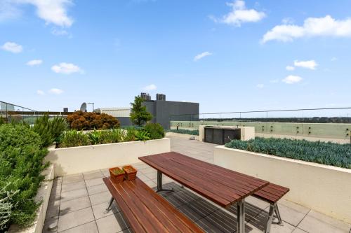 Luxe 2-Bed: Modern Interiors Balcony & BBQ Area - image 12