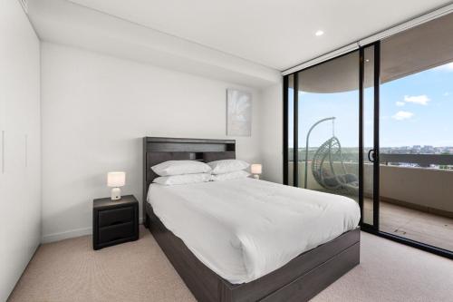 Luxe 2-Bed: Modern Interiors Balcony & BBQ Area - image 3