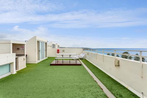 Wake Up to the Ocean: 1-Bed with Pool & Views - image 3