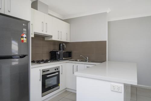 Sunny 2-Bed in Quiet Location with Balcony - image 4